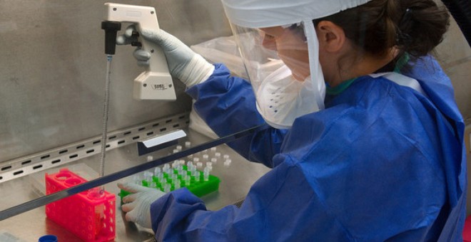 Una microbióloga en el laboratorio. / Pixabay