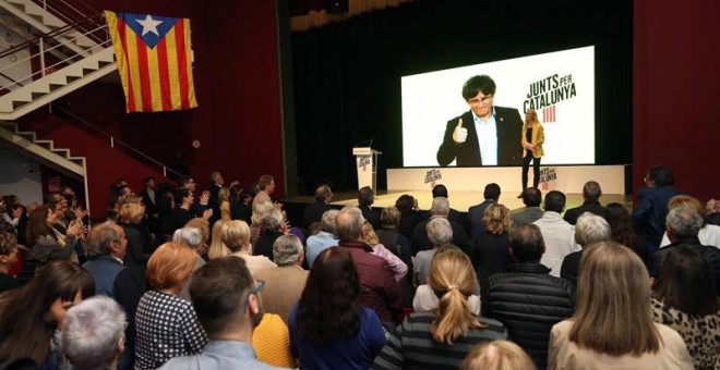 El expresidente catalán Carles Puigdemont interviene a través de videoconferencia en el mitin de JxCat en Tarragona. (JAUME SELLART | EFE)