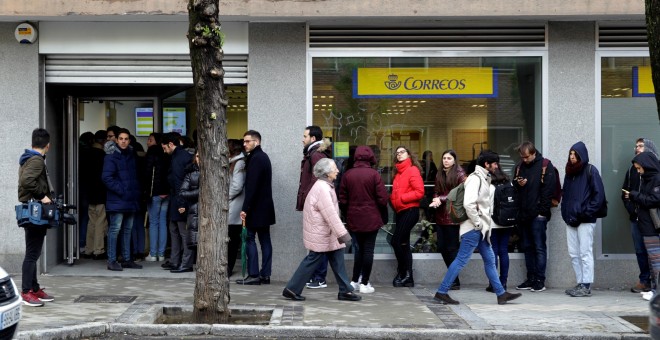 Decenas de personas hacen cola en una oficina de Correos de la capital, para poder votar por correo en las elecciones del próximo 28-A. EFE/Carlos Pérez