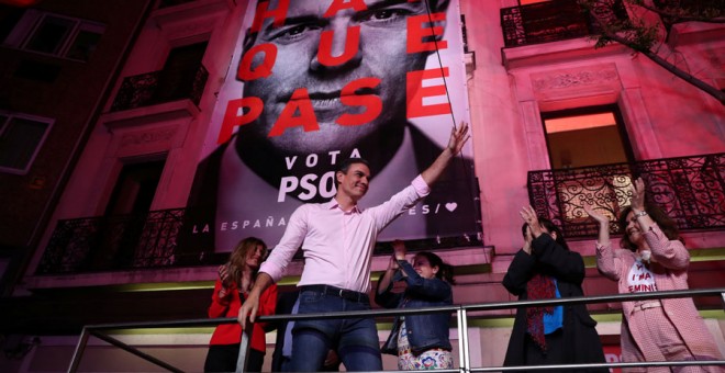 Pedro Sánchez celebra la victoria del PSOE en las elecciones. REUTERS/Sergio Pérez