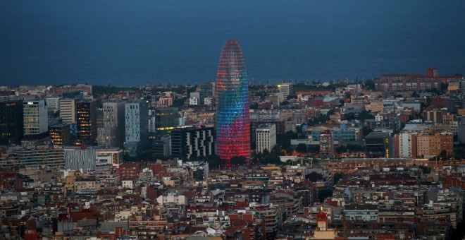 Vista de la ciudad de Barcelona, con la Torre Agbar iluminada. REUTERS/Albert Gea