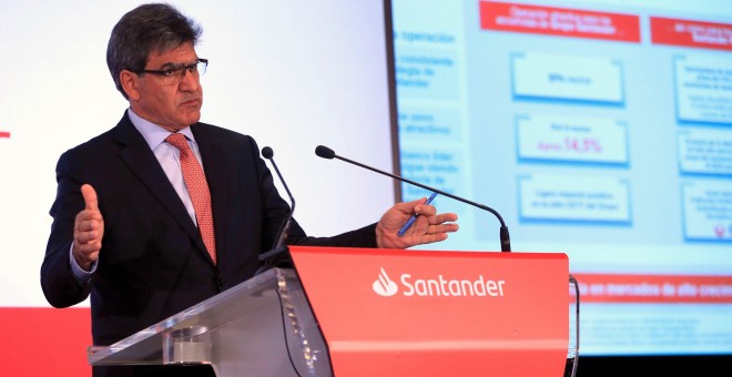 El consejero delegado del Santander, José Antonio Álvarez (d), durante la presentación de los resultados del primer trimestre. EFE/ Fernando Alvarado