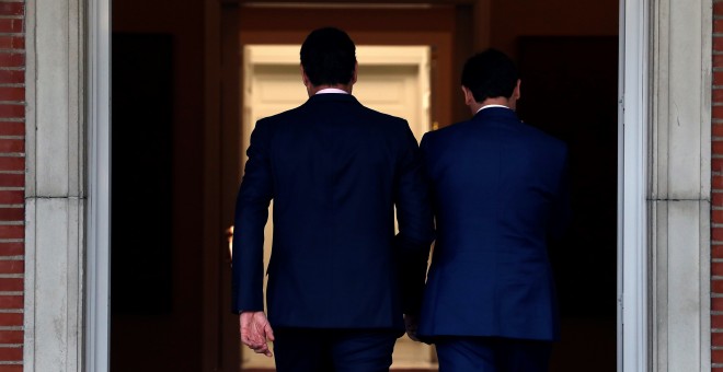 El presidente del Gobierno en funciones, Pedro Sánchez, y  el líder de Ciudadanos, Albert Rivera, entrar en el Palacio de la Moncloa, tras recibirle para continuar su ronda de contactos con los principales líderes políticos de cara a la investidura tras l