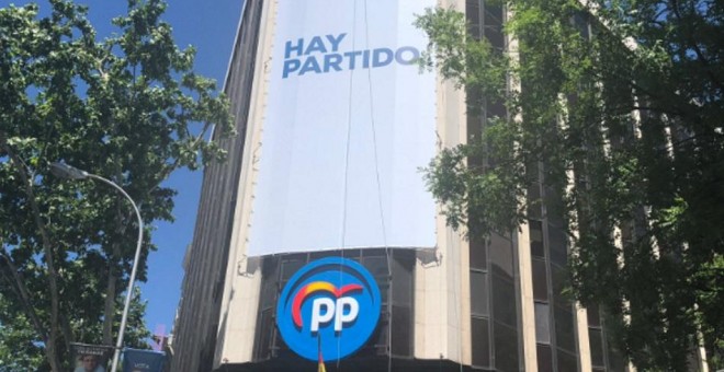 Nueva lona del PP, sin la cara de Pablo Casado, en la sede de Génova 13. PP