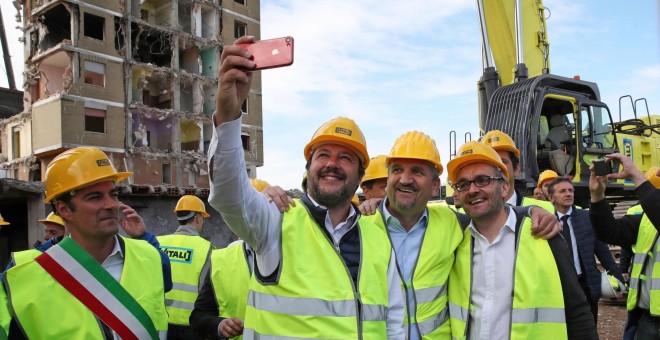 El ministro del Interior italiano y vicepresidente del Gobierno, Matteo Salvini (2i), se fotografía junto a empleados de la construcción, este lunes en Zingonia (Italia). EFE/ Paolo Magni