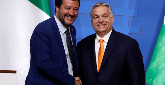 El viceprimer ministro italiano y titular de Interior, Matteo Salvini, con el primer ministro de Hungría, Viktor Orban, en una rueda de prensa en Budapest a comienzos de mayo.. REUTERS/Bernadett Szabo
