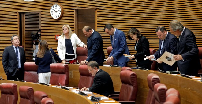 16/05/2019 - El diputado de Vox, José María Llanos (izqda), junto a sus compañeros de grupo antes del comienzo del pleno. EFE/Manuel Bruque