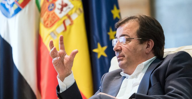 El candidato del PSOE y presidente en funciones de la Junta de Extremadura, Guillermo Fernández Vara, durante su entrevista con 'Público'