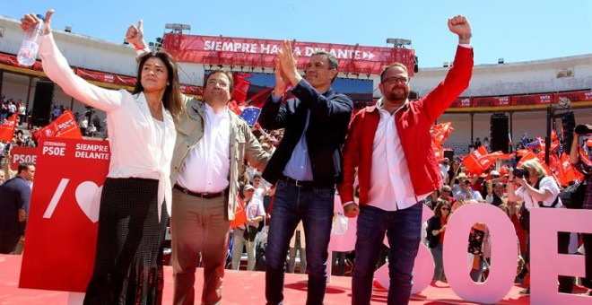 El presidente del Gobierno en funciones, Pedro Sánchez, participa en un acto de campaña en la plaza de toros de Mérida junto al secretario regional del PSOE y candidato a la reelección como presidente de la Junta de Extremadura, Guillermo Fernández Vara,i