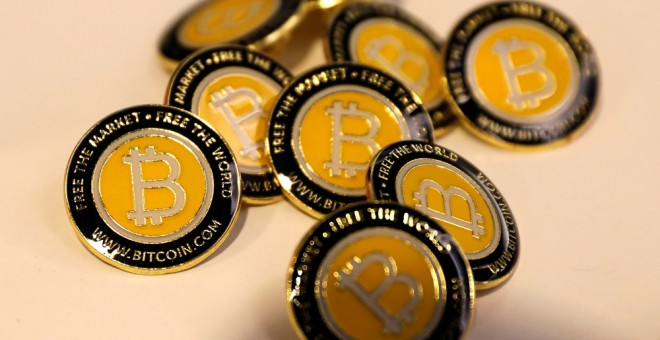 Botones de  Bitcoin.com en un stand de la conferencia sobre tecnología blockchain Consensus 2018, en Nueva York. REUTERS/Mike Segar