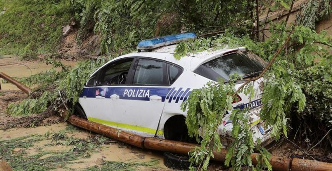 19/05/2019 - Un vehículo de la Policía municipal de Lezo, atrapado por las inundaciones en la carretera GI-3440, entre Lezo y Pasajes de San Juan | EFE/ Gorka Estrada