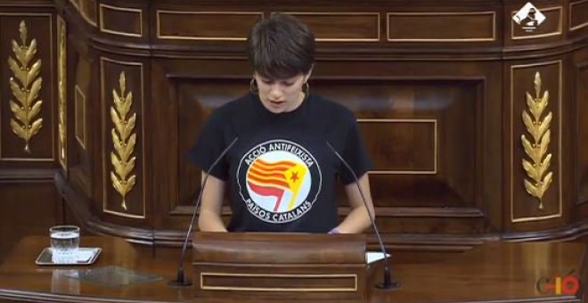 La secretaria de la mesa de edad Marta Rosique (ERC) arranca la sesión con una camiseta en la que se ve el lema: 'Acción antifascista países catalanes'. - EUROPA PRESS