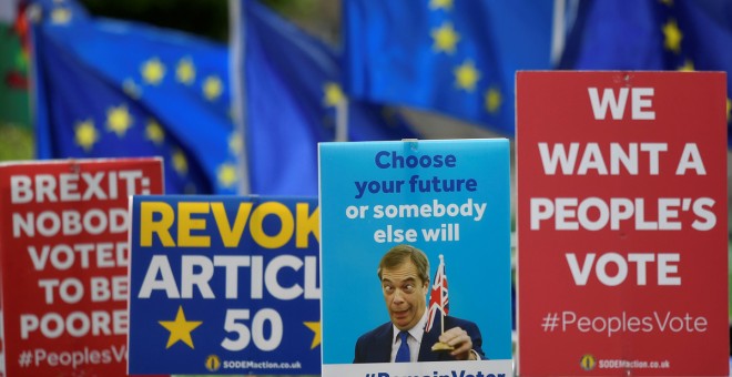 Pancartas de los anti-brexit con banderas de la UE a las afueras del Parlamento británico en Londres. /REUTERS