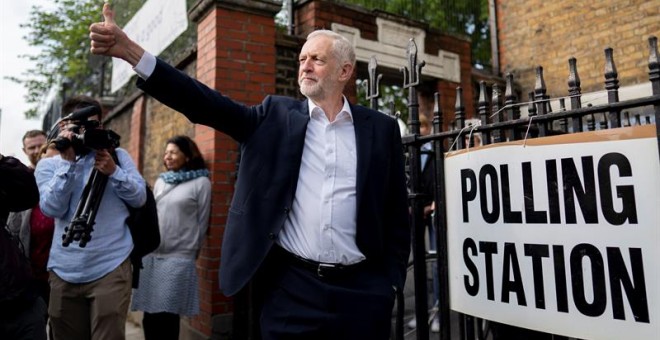 El líder del Partido Laborista, Jeremy Corbyn, sale de un colegio electoral. - EFE