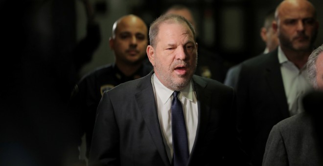 20/12/2018 - El productor de cine Harvey Weinstein llega a la Corte Suprema de Nueva York en el distrito de Manhattan de la ciudad de Nueva York, el 20 de diciembre de 2018 | REUTERS/ Brendan McDermid