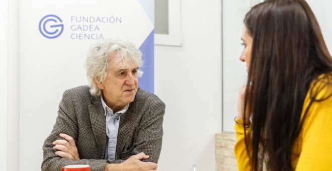 Juan Luis Arsuaga durante la entrevista con la periodista de Sinc. / Álvaro Muñoz Guzmán (SINC)