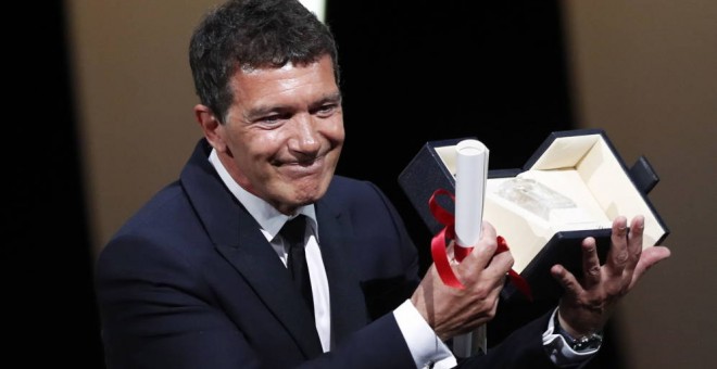 Antonio Banderas posa con el premio en Cannes.- EFE