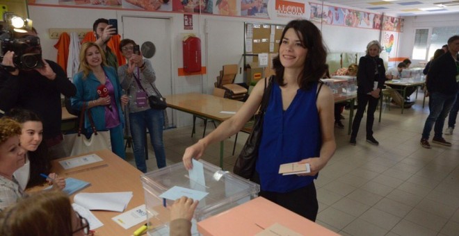 Isa Serra en el momento de depositar su voto.- EP