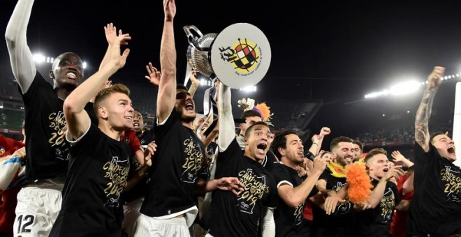Los jugadores del Valencia CF, tras recibir la copa, celebran su victoria por 2-1 ante el FC Barcelona en la final de la Copa del Rey que ambos equipos han disputado esta noche en Estadio Benito Villamarín de Sevilla.EFE/ Raúl Caro