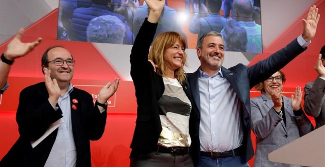 Miquel Iceta, amb Laia Bonet i Jaume Collboni, celebrant els resultats del PSC el 26-M. EFE / SUSANNA SAÉZ