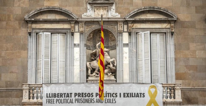 Cartel en favor de los presos políticos en la fachada de la Generalitat.