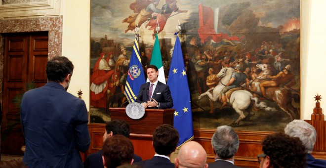 El primer ministro italiano, Giuseppe Conte, en una rueda de  prensa en el Palacio Chigi, de Roma, en la que lanzó un ultimátum a los dos socios de gobierno, la Liga y el Movimiento 5 Estrellas. REUTERS/Remo Casilli