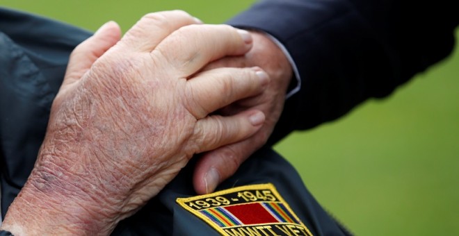 4/06/2019 -La mano de un soldado que estuvo en el Desembarco de Normandía durante un acto conmemorativo en Colleville-sur-Mer (Francia). / REUTERS - Christian Hartmann