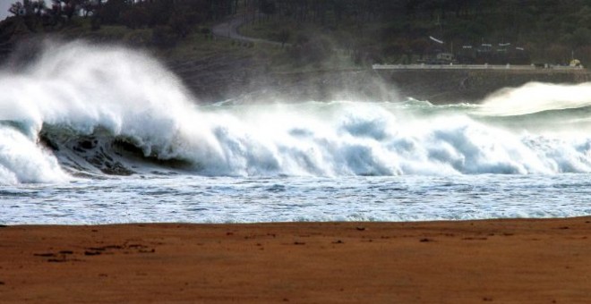 Imagen de archivo del oleaje en una playa del norte./ EFE