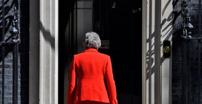 La primera ministra británica, Theresa May, se dirige a su residencia oficial en Downing Street tras presentar su dimisión