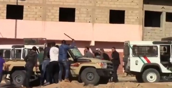 Captura del vídeo de la brutal agresión a ciudadanos saharauis en la ciudad de España, Sáhara Occidental.