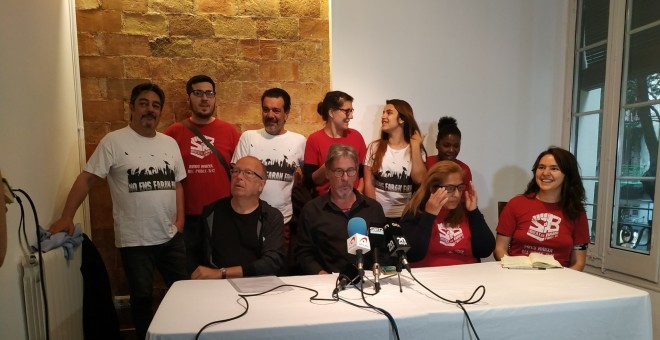 La roda de premsa del Sindicat de Barri de Poble Sec i Fem Sant Antoni per anunciar les ocupacions dels pisos d'Elix. ESPERANZA ESCRIBANO