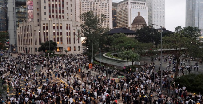 Manifestantes marchan durante una manifestación contra un proyecto de ley de extradición en Hong Kong. Reuters
