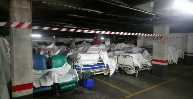 Camas nuevas almacenadas en el aparcamiento del Hospital de Móstoles.- MATS