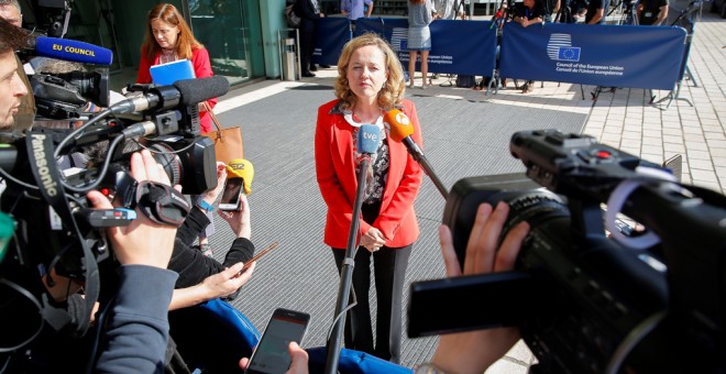 La ministra de Economía, Nadia Calviño, realiza declaraciones a los medios a su llegada al Consejo Ecofin en Luxemburgo. EFE/ Julien Warnand