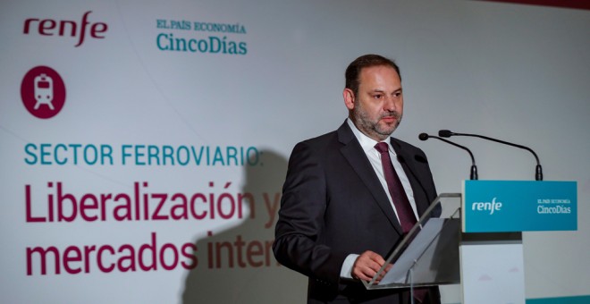 El ministro de Fomento en funciones, José Luis Ábalos, durante su intervención en una jornada sobre la liberalización ferroviaria, en Madrid. EFE/Emilio Naranjo