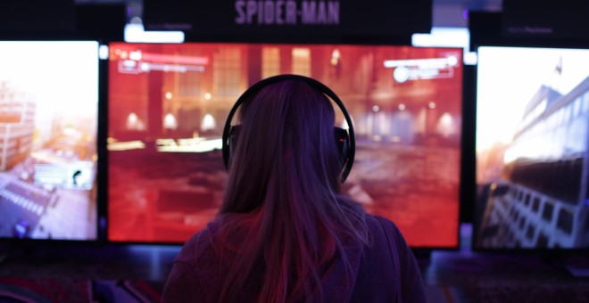Una joven prueba uno de los juegos expuestos en el E3 (Entertainment Software Association)