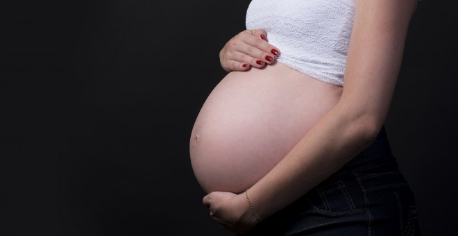 Mujer embarazada tocándose la tripa. / Pixabay