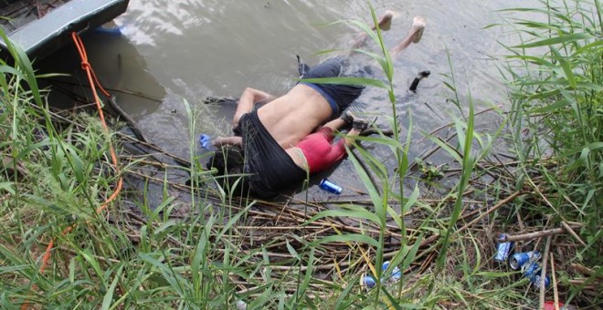 24.06.2019 / Fotografía a los cuerpos sin vida de un presunto migrante y su bebé a una orilla del Río Bravo en Matamoros, frontera con EE.UU., en el estado de Tamaulipas (México). EFE/ Abraham Pineda-Jácome