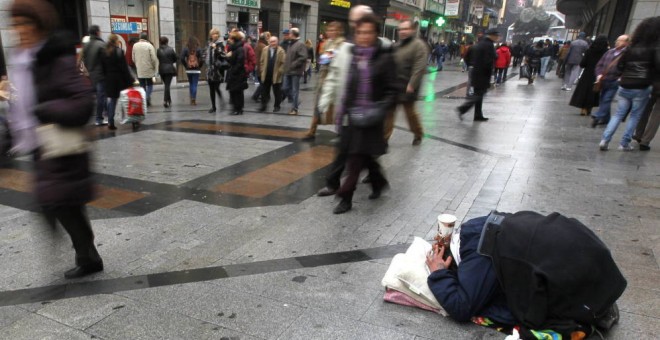 Imagen de archivo de un indigente en la calle Preciados de Madrid. - EFE