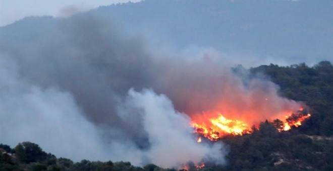 Vista del incendio que se ha declarado esta tarde en la comarca tarraconense de Ribera d'Ebre que afecta ya a más de 2.500 hectáreas y avanza sin control, hasta el extremo de que los Bomberos de la Generalitat han solicitado la ayuda de la Unidad Militar