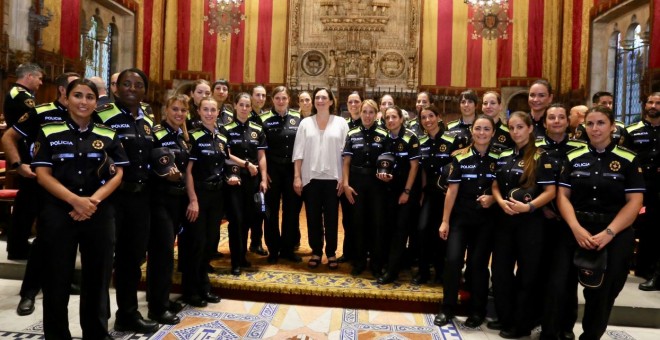 Las nuevas agentes de la Guardia Urbana en el Saló de Cent del ayuntamiento. / AYUNTAMIENTO DE BARCELONA