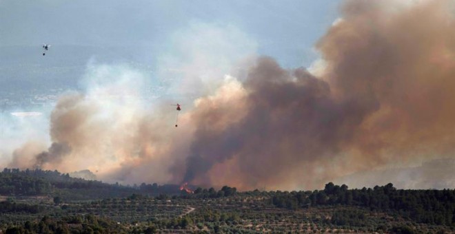 Tasques d'extinció de l'incendi de la Ribera d'Ebre al municipi de Bovera. EFE / Mario Gascón