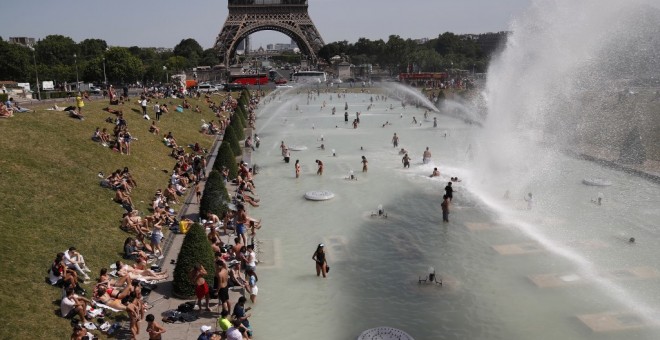 Gente bañándose en la fuente del Trocadero, a los pie de la Torre Eiffel en París. /AFP