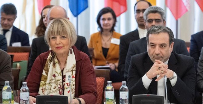 La secretaria general del Servicio Europeo de Acción Exterior, Helga Schmid (i), y viceministro de Exeriores iraní, Seyed Abbas Araghchi, asisten a la reunión de la Comisión Conjunta de 'plan de acción conjunta' en Viena. /EFE