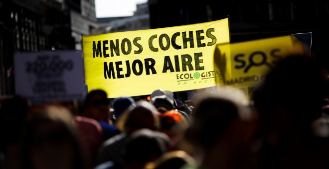 'Menos coches, mejor aire', reza una pancarta durante la manifestación en defensa de Madrid Central.  EFE/David Fernández