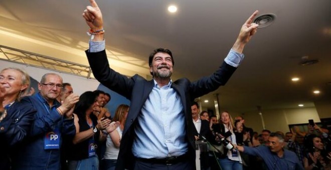 26/05/2019 - El alcalde de Alicante, el popular Luis Barcala, durante las elecciones del 26 de mayo. / EFE