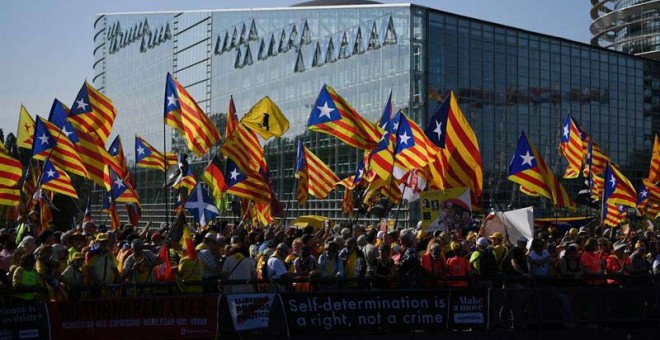 Independentistas catalanes se manifiestan ante el Parlamento Europeo en la apertura de la legislatura. (PATRICK SEEGER | EFE)