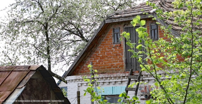 Casas abandonadas y reocupadas en Zelena Polyana. / FERRAN BARBER