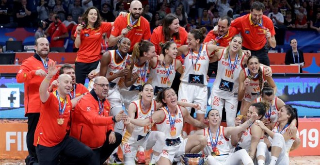 La selección española femenina de baloncesto posa con la copa tras revalidar el Eurobasket ante Francia. /EFE