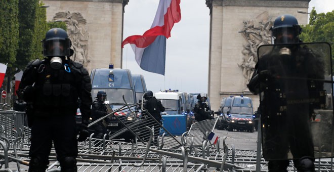 Policías franceses, ante el Arco del Triunfo, en París. / REUTERS